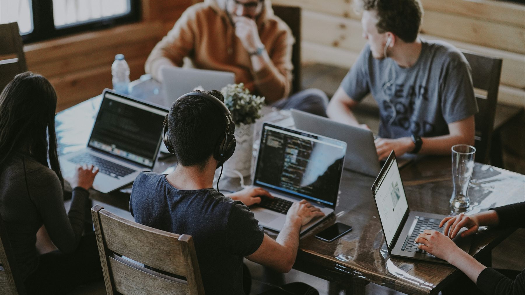 Medewerkers achter laptops op een werkplek