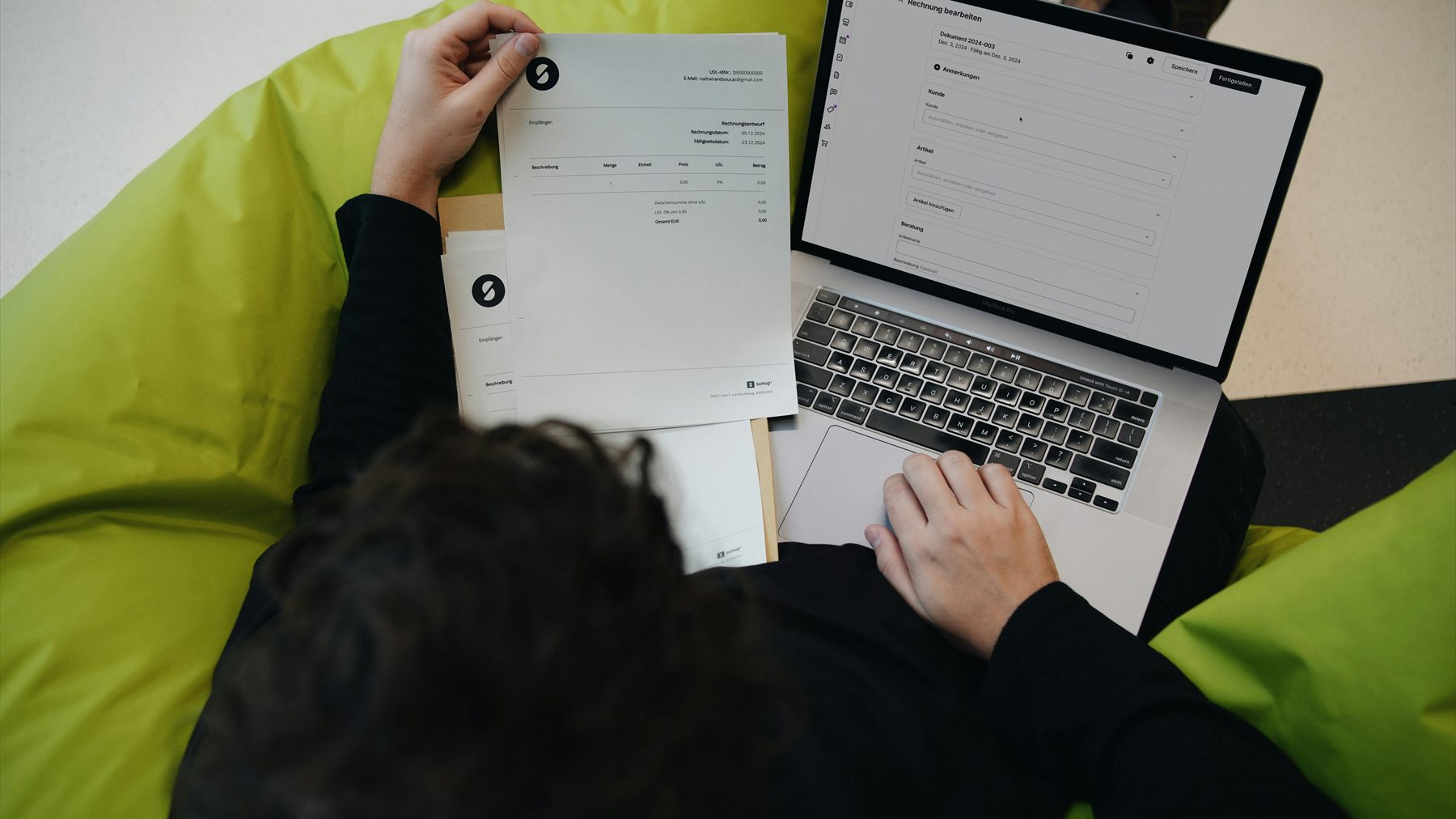 Werkplek met laptop en papieren administratie