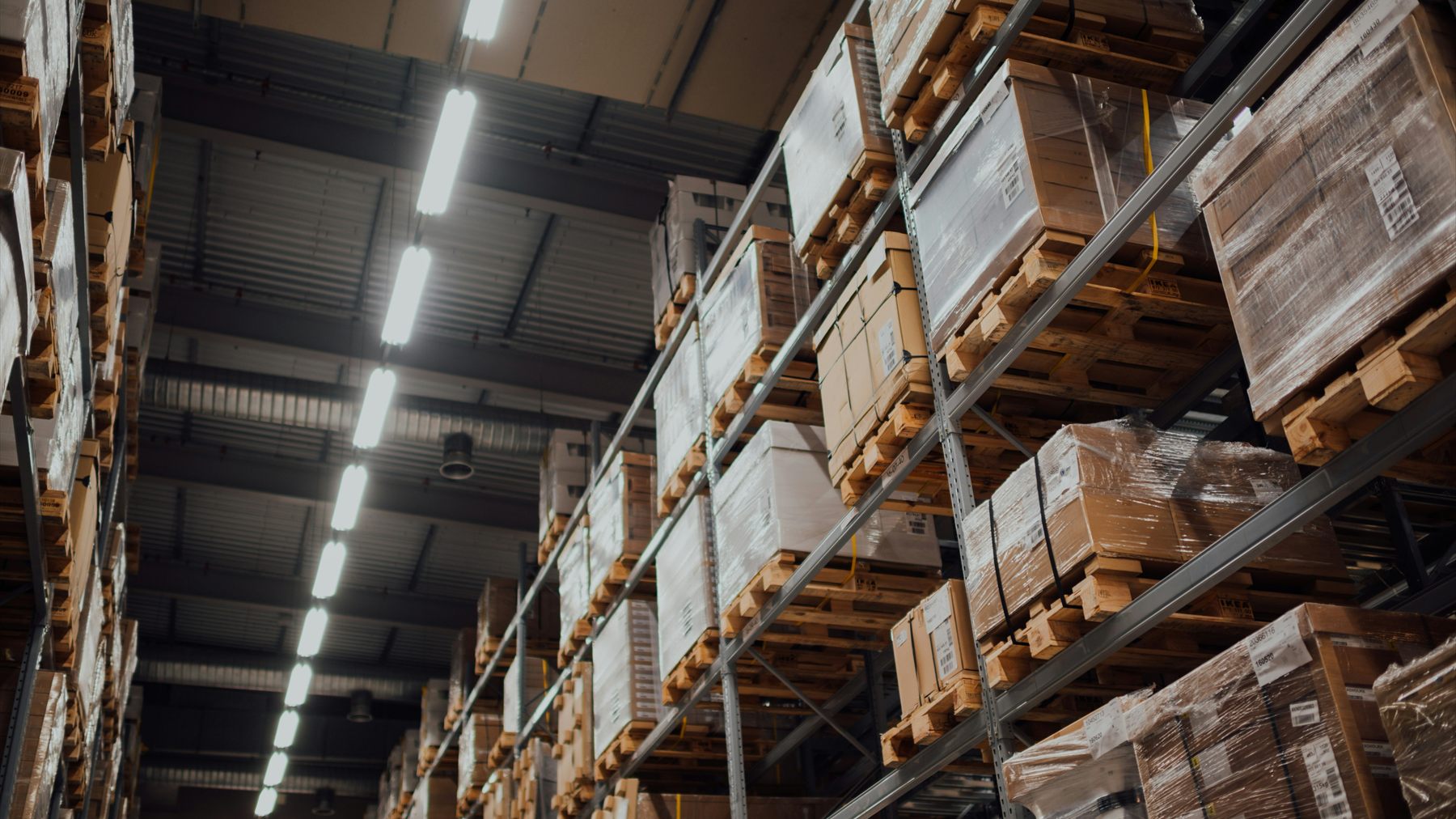 Pallets met dozen in een magazijn