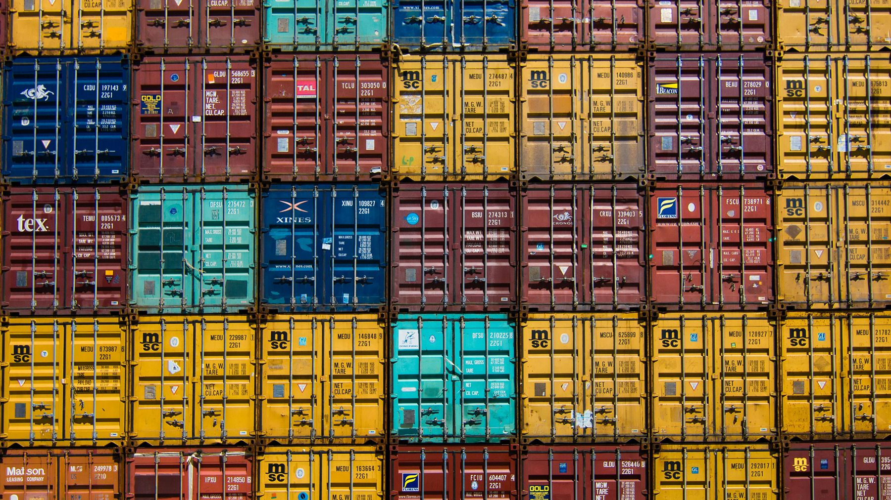 Gestapelde zeecontainers in een haven