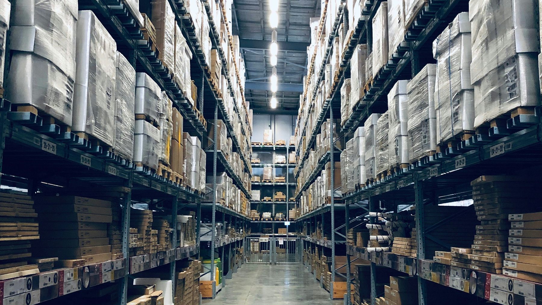 Magazijnstellingen gevuld met voorraad